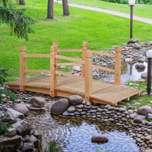 Giantex 5 FT Wooden Garden Bridge, Classic Wood Arc Footbridge with Railings, 400 lbs Capacity, Decorative Pond Bridge for Outdoor Garden Yard Backyard Creek Farm (Natural)(Natural)